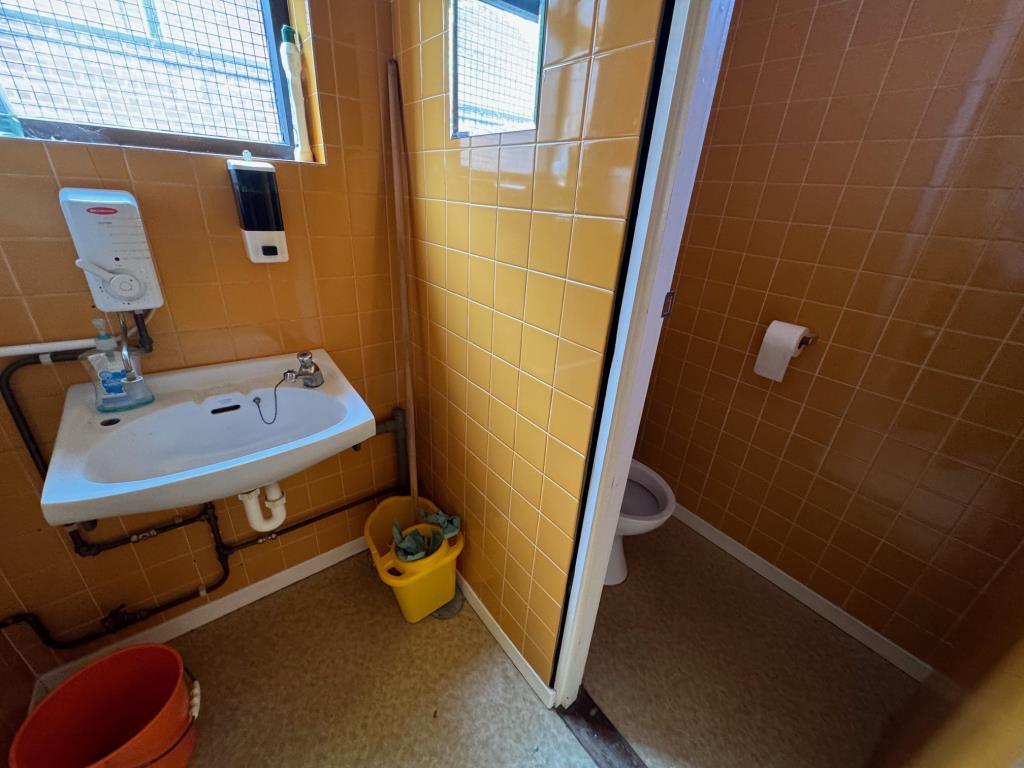 Lot: 89 - DETACHED BUILDING WITH POTENTIAL FOR ALTERNATIVE USES OR REDEVELOPMENT - WC facilities